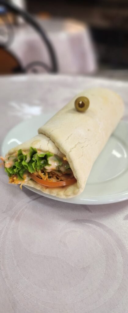 Lanche da Fiorella servido em um prato