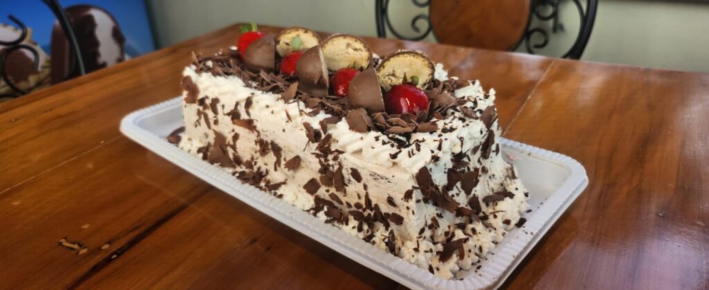 Bolo decorado com chocolate e morangos da Fiorella