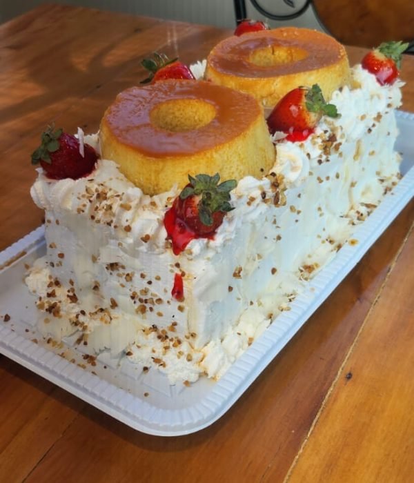 Bolo da Fiorella decorado com pudins, creme e morangos