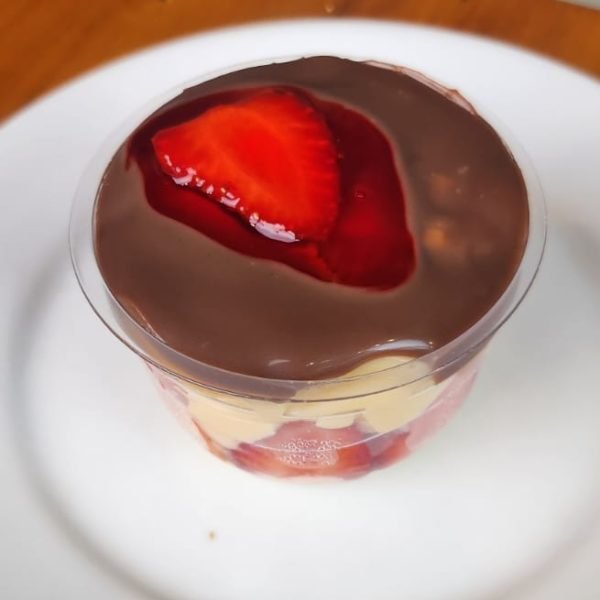 Sobremesa de chocolate e morango no pote da Fiorella