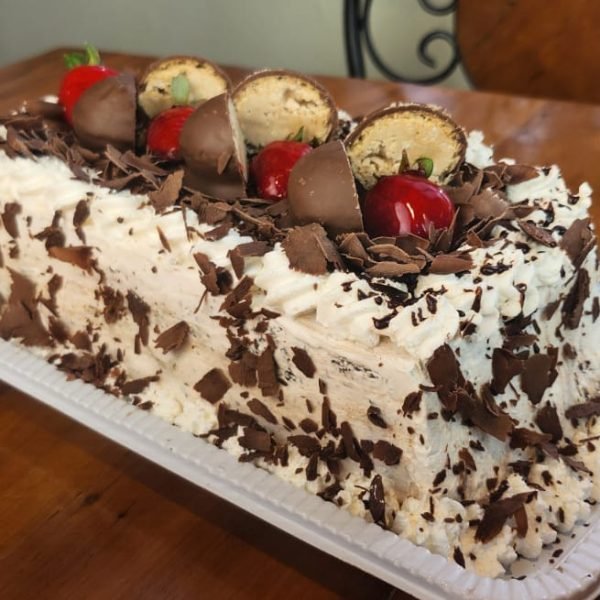 Bolo decorado com chocolate e morangos da Fiorella