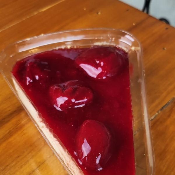 Sobremesa com cobertura de frutas vermelhas da Fiorella