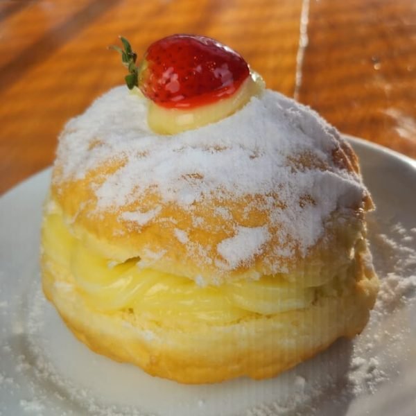 Doce individual com chantilly e morango da Fiorella